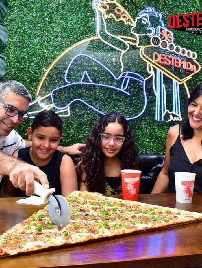 Maior fatia de pizza do Brasil tem 80cm e &eacute; vendida em estabelecimento de Nova Igua&ccedil;u.