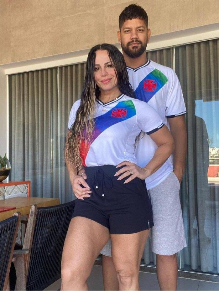 Viviane Araújo e Guilherme Militão posam, com a camisa do Vasco