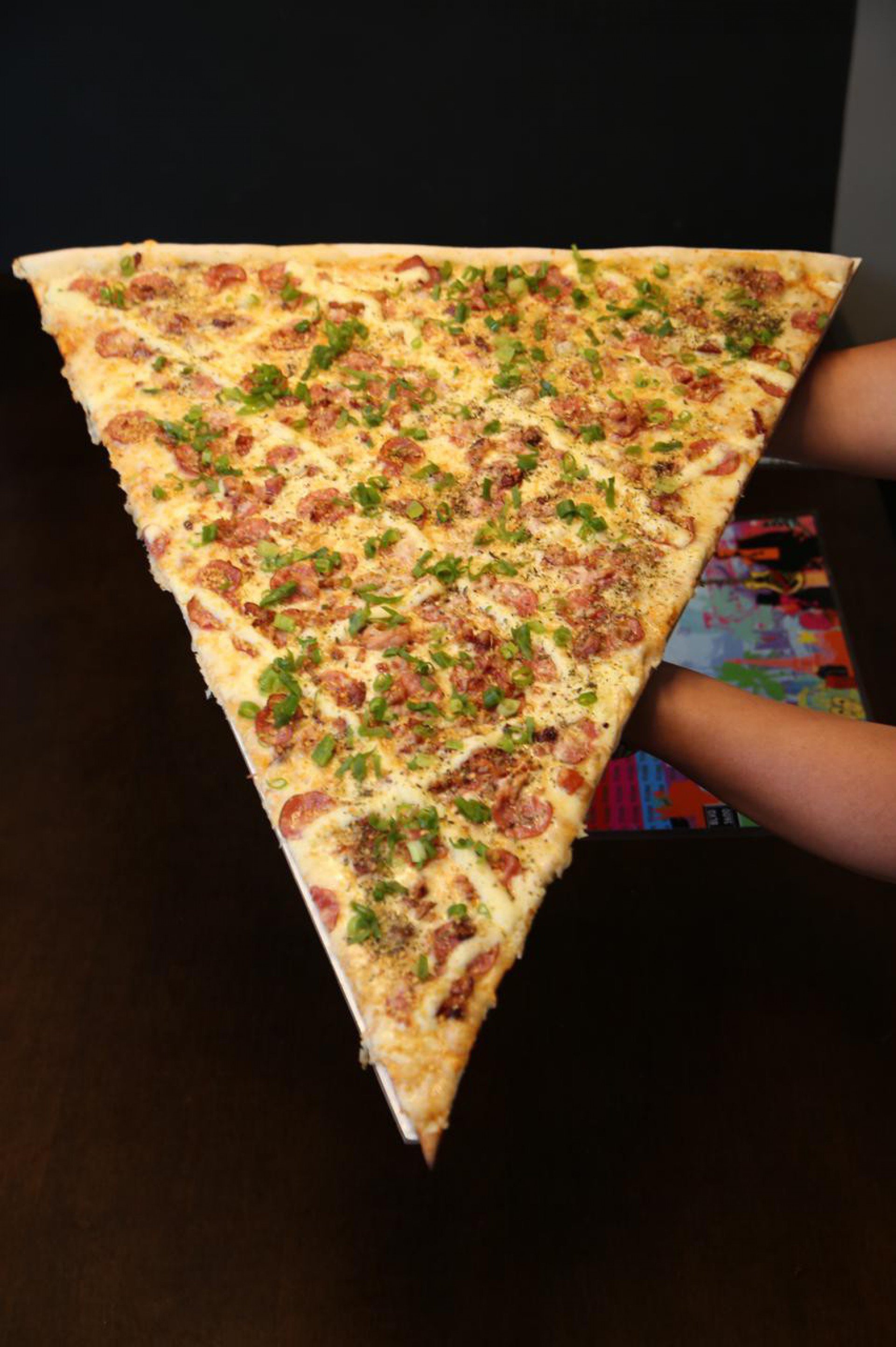 Maior fatia de pizza do Brasil tem 80cm e &eacute; vendida em estabelecimento de Nova Igua&ccedil;u.