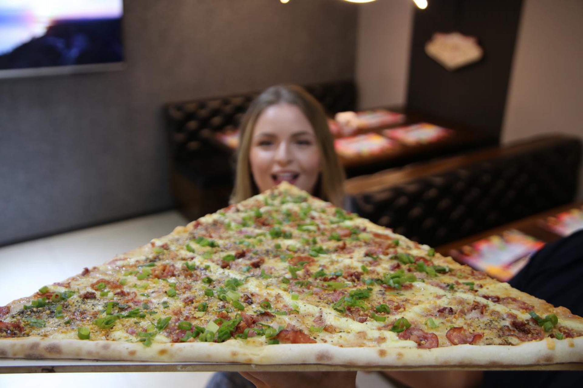 Maior fatia de pizza do Brasil é vendida em Nova Iguaçu