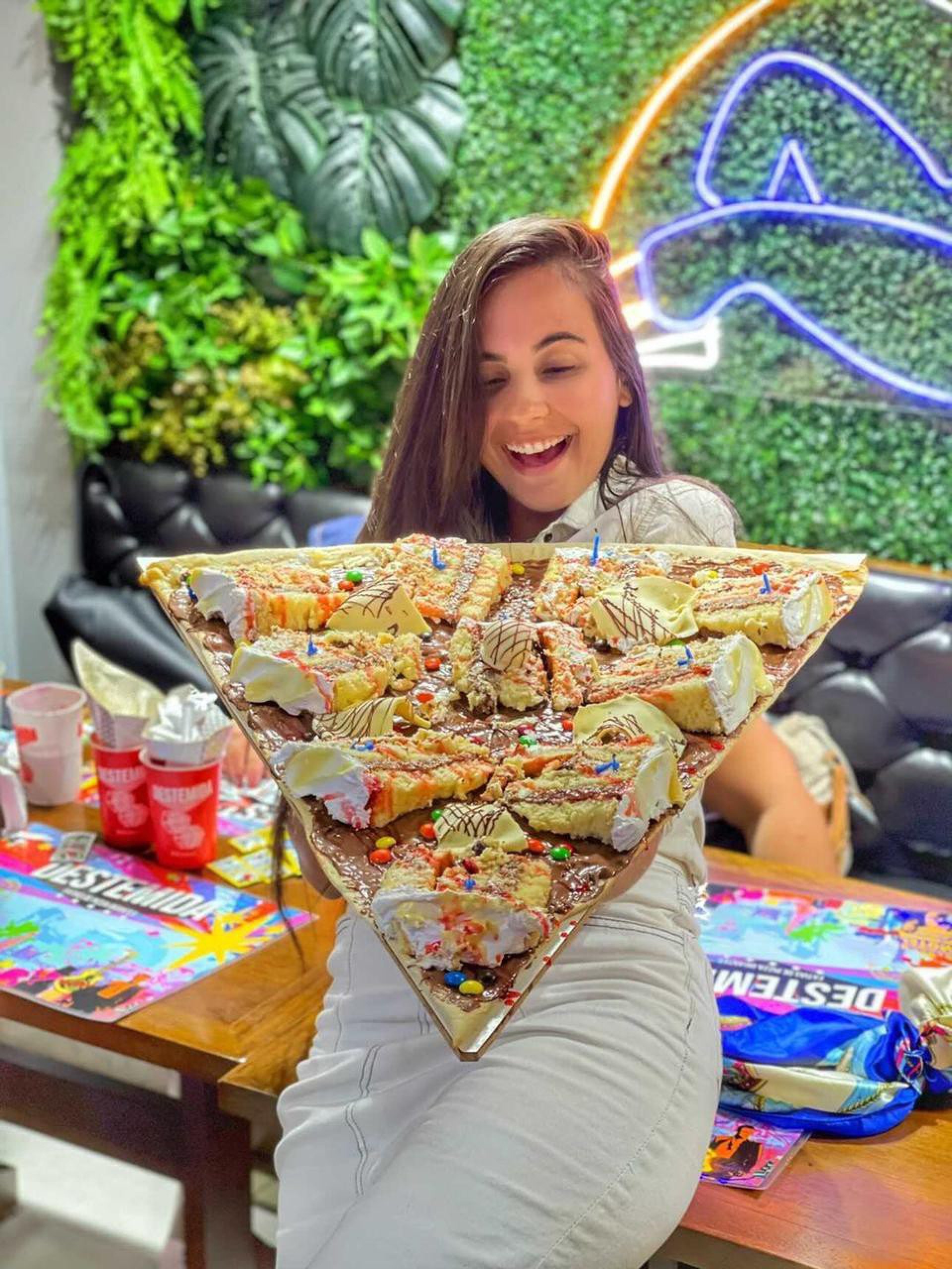 Pizza de bolo &eacute; sucesso para os aniversariantes que comparecem &agrave; loja.