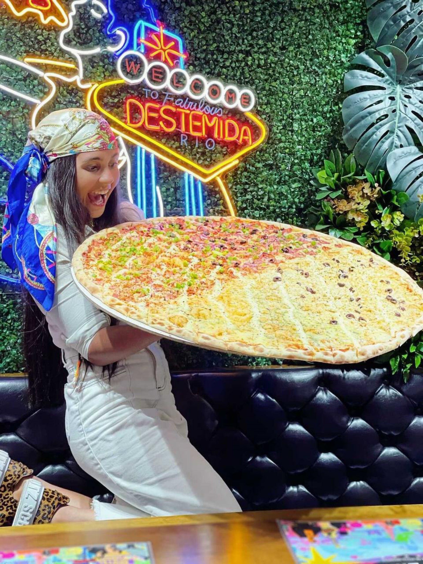 Maior fatia de pizza do Brasil tem 80cm e &eacute; vendida em estabelecimento de Nova Igua&ccedil;u.