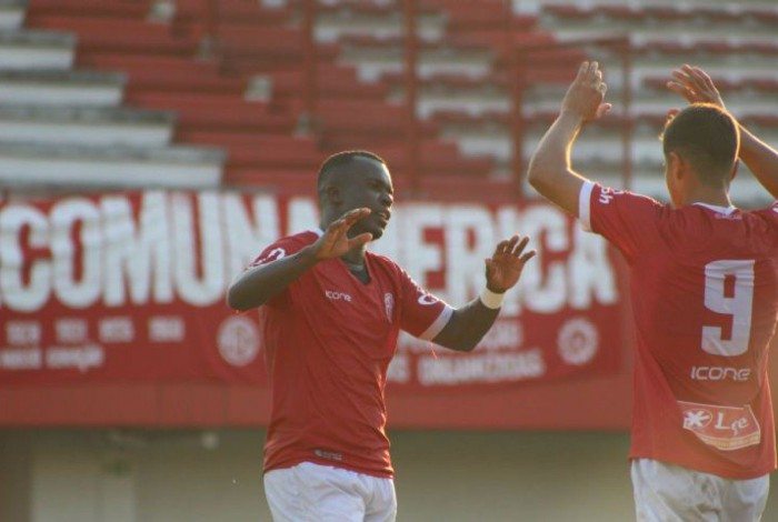 Jones Carioca (esq.) comemora um dos seus três gols na goleada