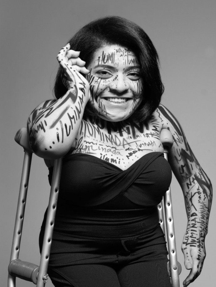 Pequena Lô tem o corpo pintado para exposição de fotógrafo