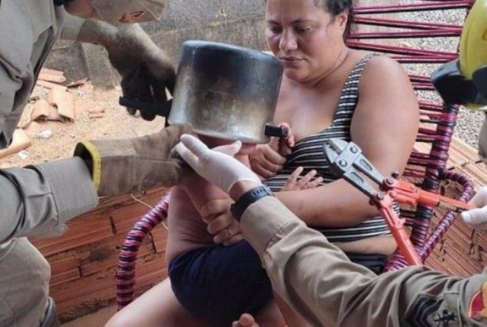 Criança de dois anos entala a cabeça em panela de pressão em Goiás
