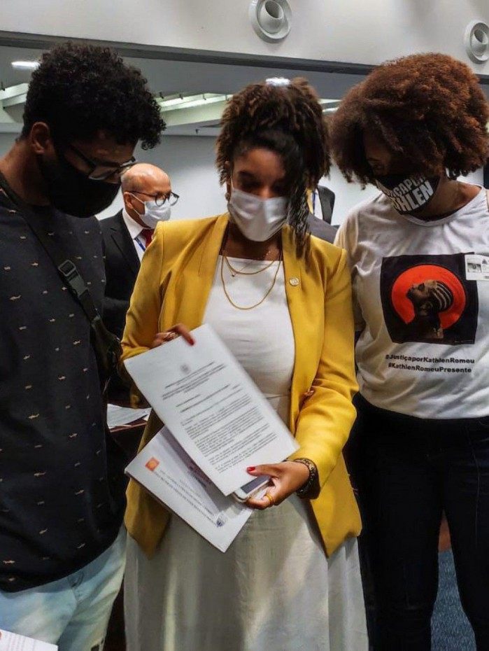 A deputada Renata Souza ao lado da m&atilde;e e do vi&uacute;vo de Katlhen Romeu