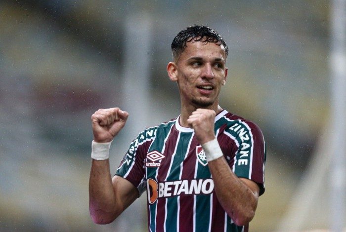 Gabriel Teixeira abre o placar e comemora diante das câmeras  