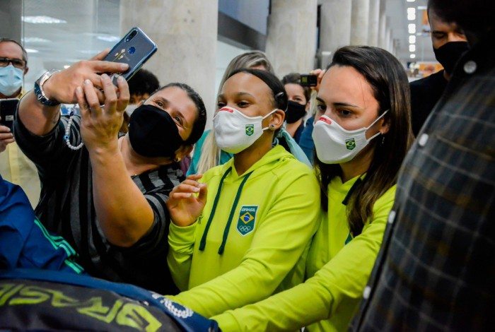 Rebeca Andrade causa tumulto ao desembarcar no Aeroporto Santos Dumont, no Rio