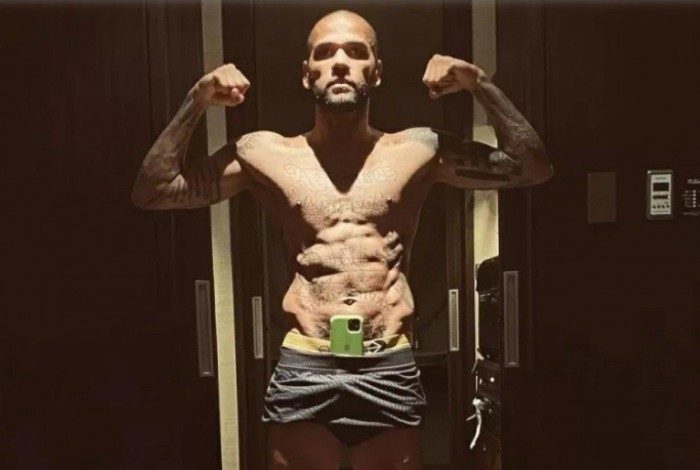 Daniel Alves aparece em foto com celular dentro da calça