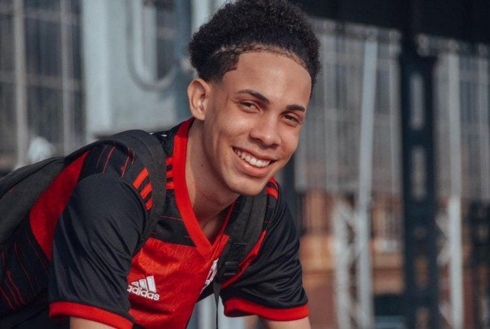 Ele é o sucesso do TikTok com as fofocas bem humoradas! 