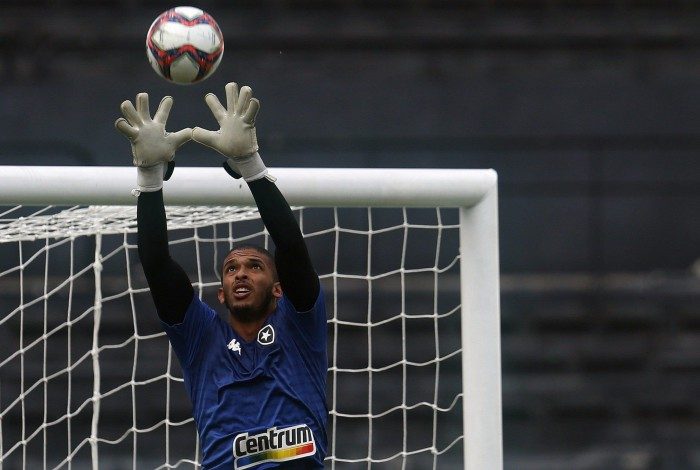 Diego Loureiro olha para a bola no treino e faz a defesa para evitar gol do lanterninha da Segundona