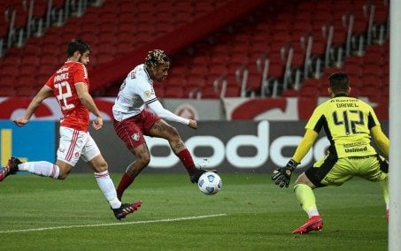 Fluminense sofre apagão, toma dois gols em dois minutos e perde para o Inter