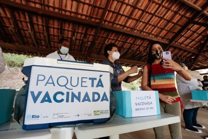 Moradores de Paquetá recebem segunda dose neste domingo (15)