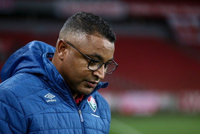 Apesar do discurso otimista, Roger olha para o chão sem entender o que se passa com o time tricolor