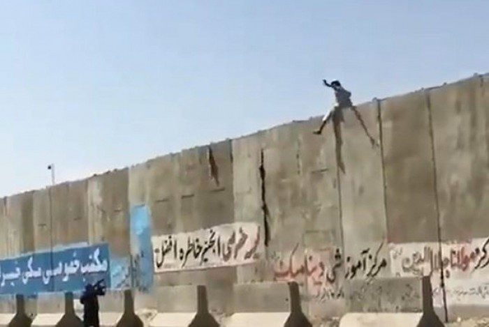 Membro do Talibã atirou em um civil que tentava pular o muro do aeroporto de Cabul