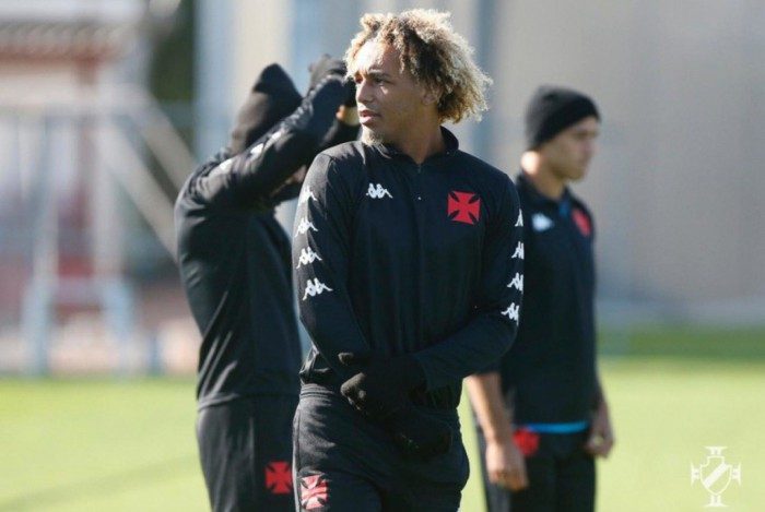 Meia chegou a ir para o treino do Vasco, ontem, mas foi comunicado pela diretoria sobre a punição