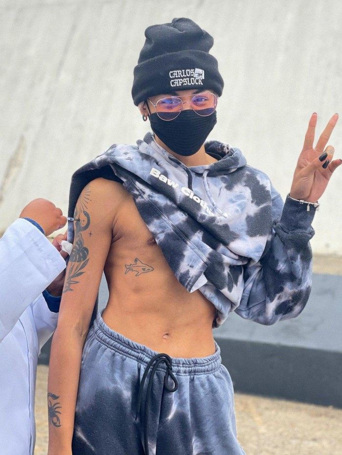 Pabllo Vittar recebe 1ª dose da vacina contra covid-19