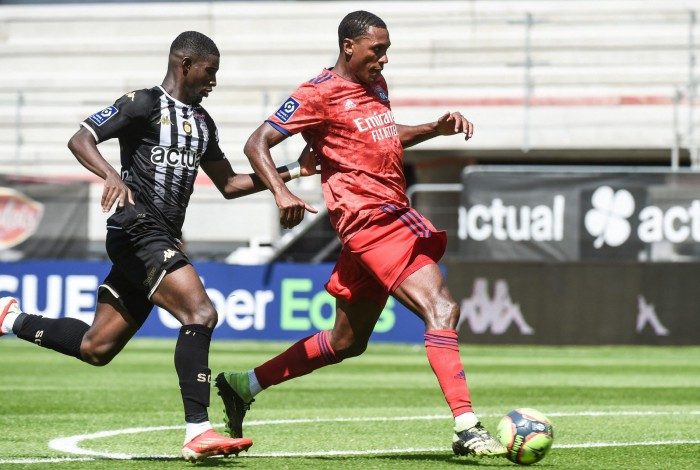 Zagueiro do Lyon, Marcelo (com a bola) sofre a marcação do atacante Mohamed-Ali Cho, no jogo contra o Angers