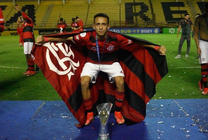 Matheus Gonçalves comemora título do Brasileiro sub-17 pelo Flamengo 