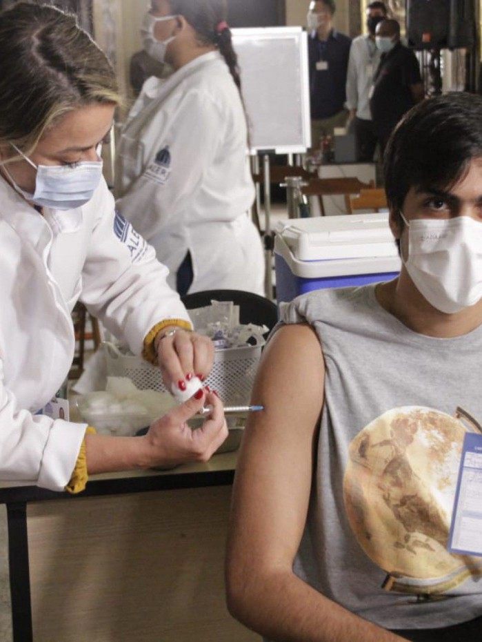 Carioca que se vacinou com AstraZeneca pode escolher tomar Pfizer na segunda dose