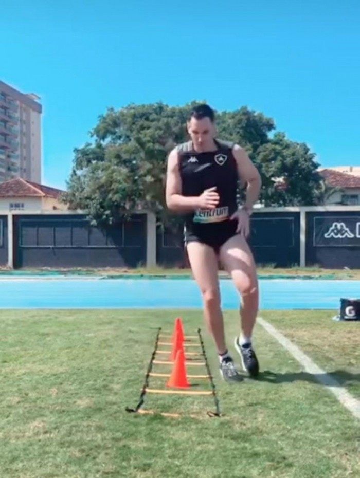 Gatito realiza trabalho físico no campo anexo do Estádio Nilton Santos
