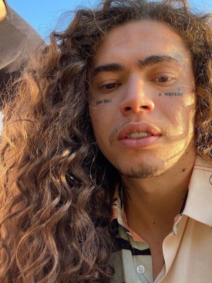 Whindersson Nunes surge com os cabelos cacheados; Humorista &eacute; comparado com Vit&atilde;o e Maisa