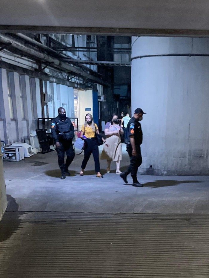 Nathiely sendo conduzida à 12ª DP (Copacabana) por policiais militares