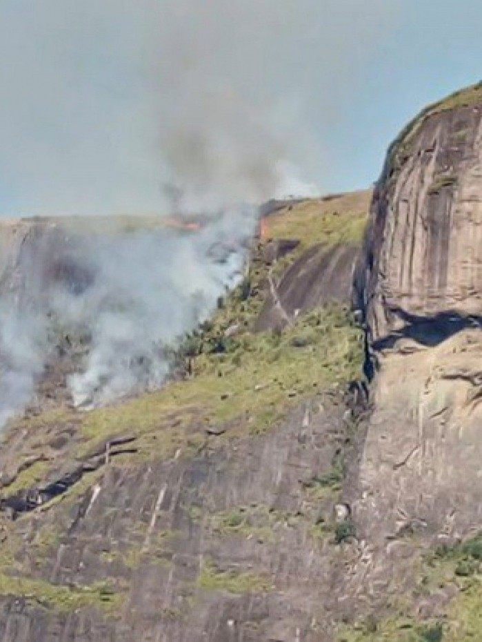 Incêndio atinge Pedra da Gávea