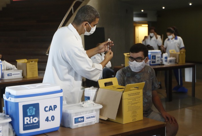 Adolescente se vacina contra a covid-19 na Cidade das Artes. Na foto, João Pedro Aragão, de 17 anos