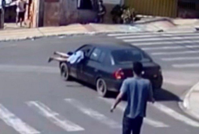 Homem pula dentro de carro em movimento e para o veículo antes dele bater