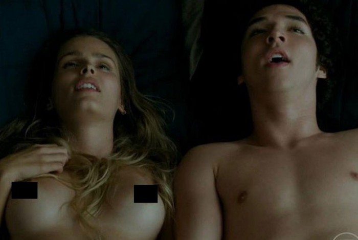 Em uma das muitas cenas em que apareceu com os seios à mostra, Yasmin Brunet exibiu um piercing no mamilo e bombou na web