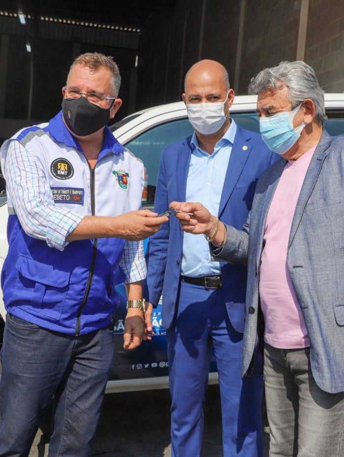 O Secret&aacute;rio Bebeto da Veggi, prefeito Dr. Jo&atilde;o e o deputado estadual Valdecy da Sa&uacute;de na nova sede da Secretaria de Tr&acirc;nsito e Transporte