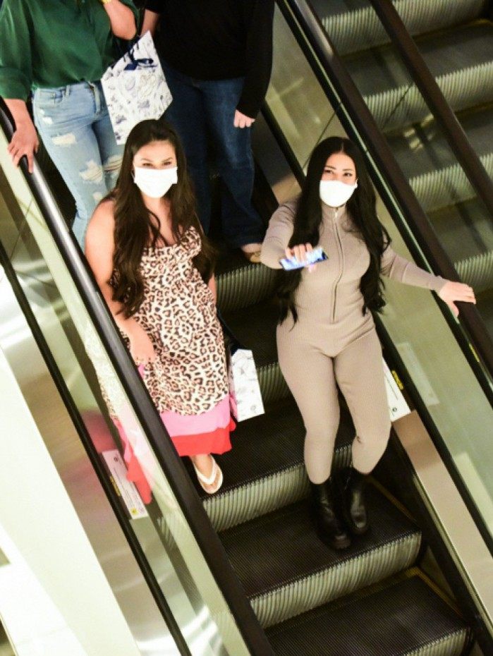 Simone e Simaria se divertem em dia de compras em shopping do Rio