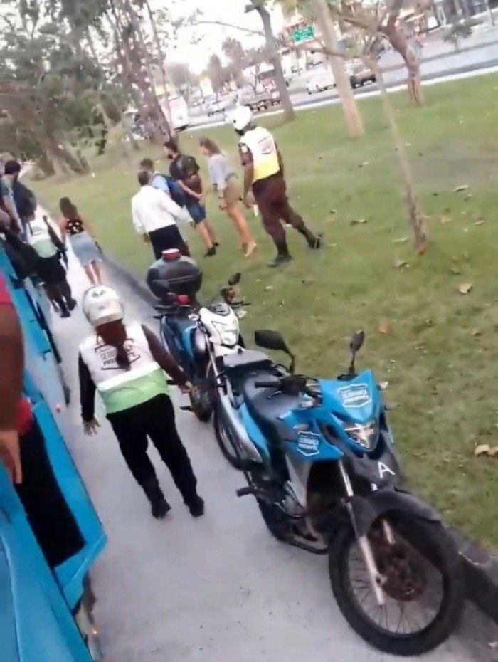 Coletivo ficou parado enquanto policiais civis e agentes do Programa Segurança Presente Barra da Tijuca faziam a prisão