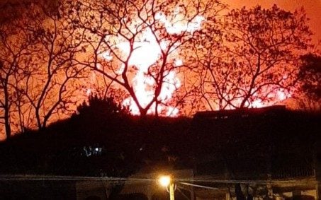 Incêndio no Morro Agudo assusta moradores de Nova Iguaçu