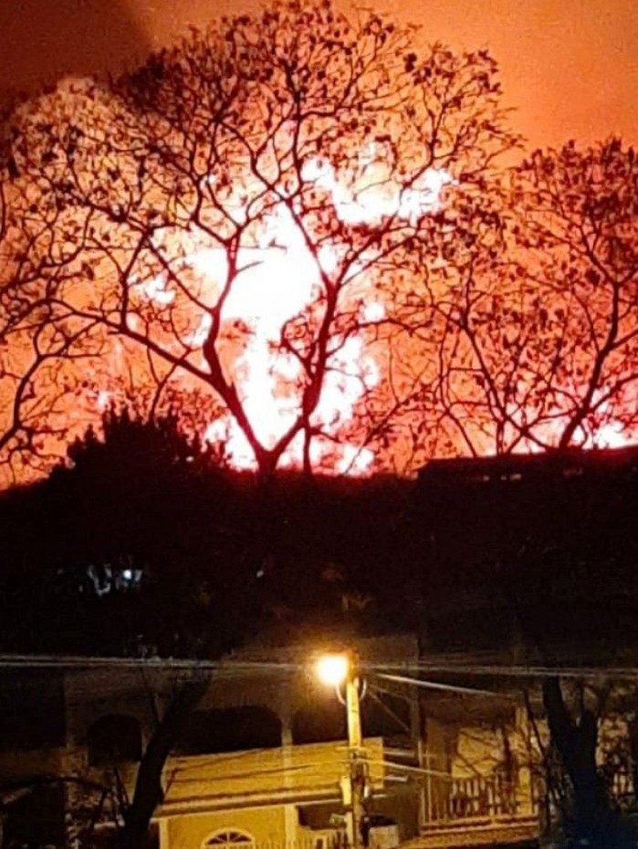 Moradores fotografaram o inc&ecirc;ndio no Morro Agudo e divulgaram nas redes sociais.
