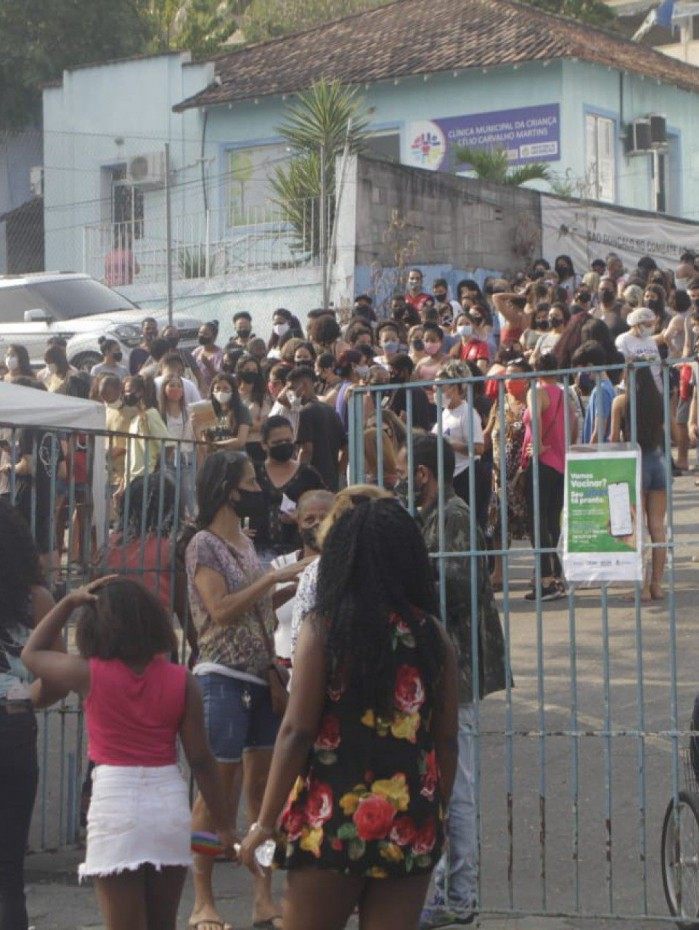Filas e aglomerações registradas no Polo Sanitário Washington Luiz Lopes, em São Gonçalo, durante a vacinação de adolescentes que começou nesta quinta-feira (26)