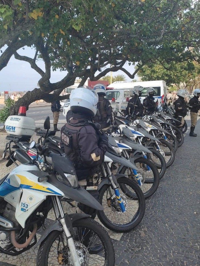Equipes do Grupamento de Guardas Motociclistas (GGM) atuaram com a Pol&iacute;cia Militar para conter um tumulto em um ponto de &ocirc;nibus na Avenida Prado J&uacute;nior