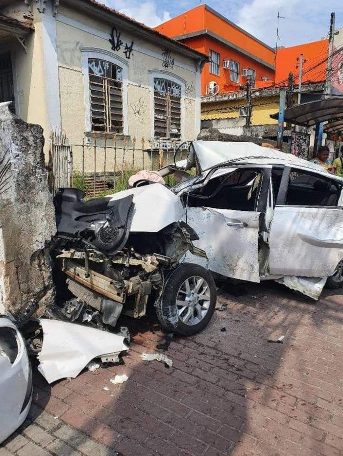 Carro ficou destruído após acidente em São Gonçalo
