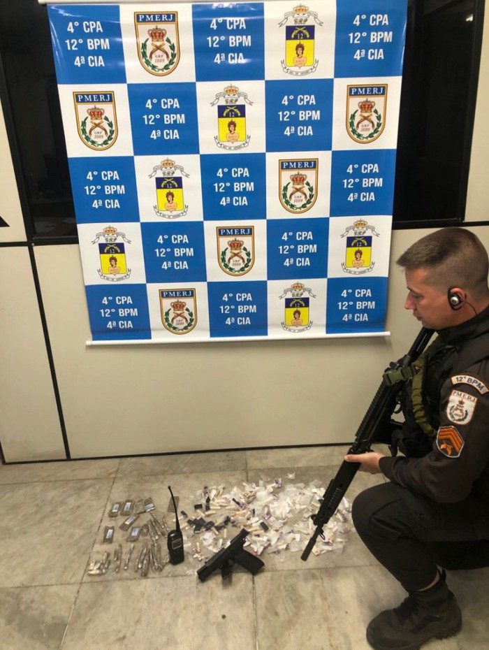Arma e drogas apreendidas pela PM s&atilde;o apresentadas na delegacia