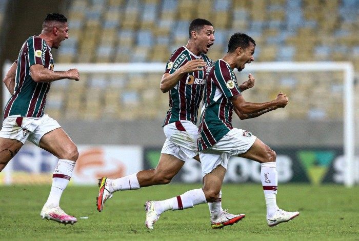 Lucca comemora gol de falta: goleiro Matheus Teixeira falhou