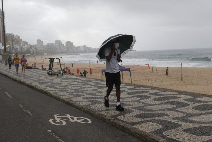 Tempo encoberto no Rio. Na foto, a Praia do Leblon. 30/08/2021