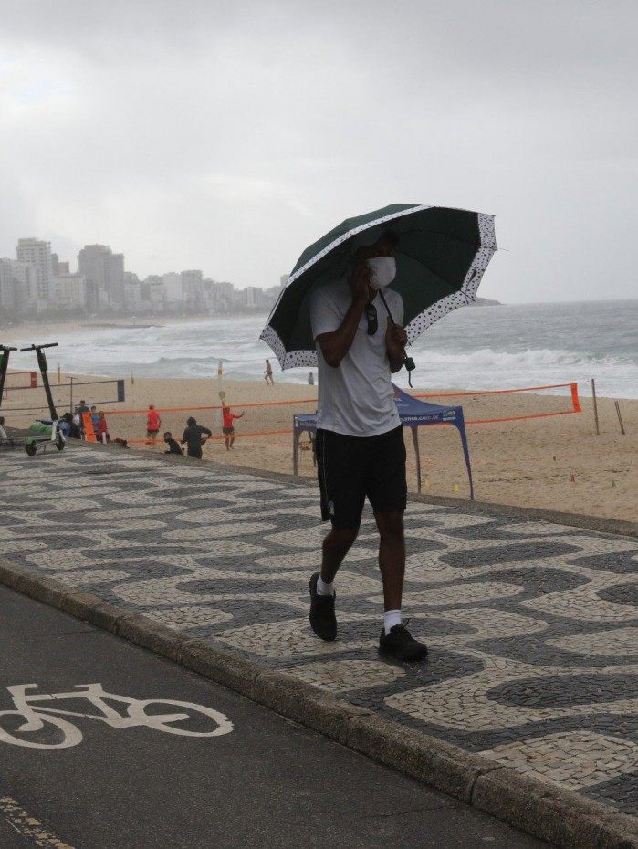 Tempo encoberto no Rio. Na foto, a Praia do Leblon. 30/08/2021