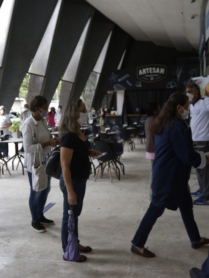 Na foto, movimenta&ccedil;&atilde;o no ponto de vacina&ccedil;&atilde;o que funciona no Planet&aacute;rio da G&aacute;vea.