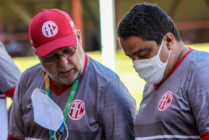 Técnico Josué Teixeira e o auxiliar Márcio Roberto durante treino do América RJ