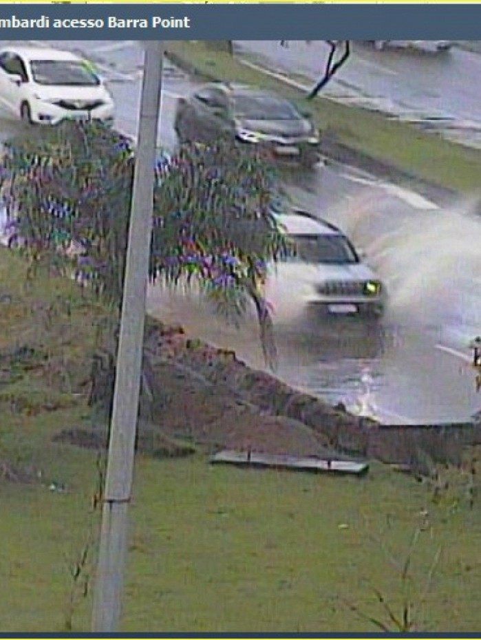 Chuva causa bols&otilde;es d'&aacute;gua em v&aacute;rios pontos da cidade