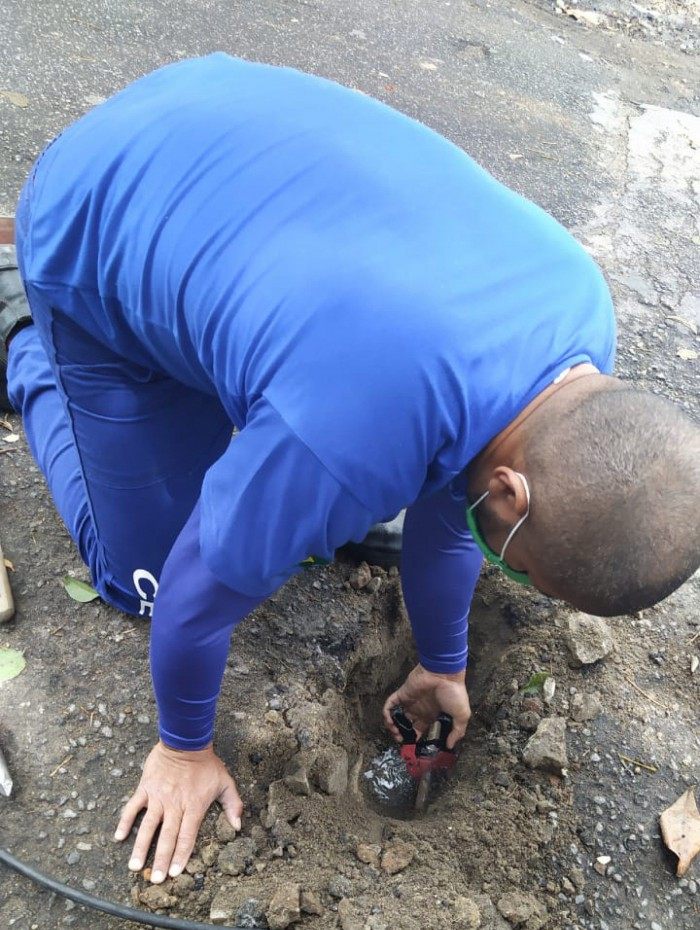 Funcion&aacute;rios da Cedae desfazem liga&ccedil;&otilde;es clandestinas de &aacute;gua no Recreio dos Bandeirantes, na Zona Oeste