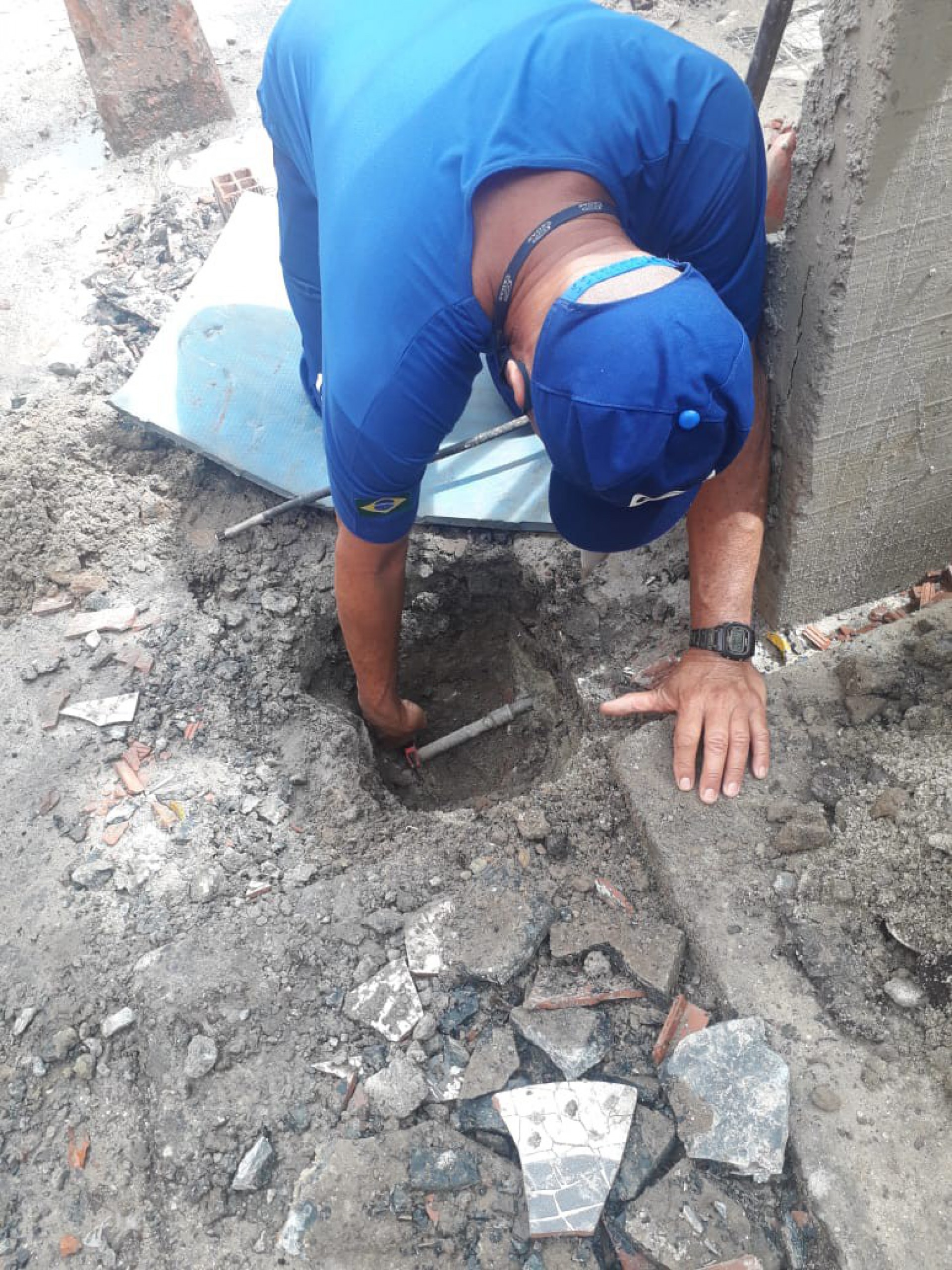 Funcion&aacute;rios da Cedae desfazem liga&ccedil;&otilde;es clandestinas de &aacute;gua no Recreio dos Bandeirantes, na Zona Oeste