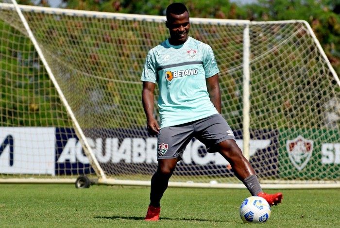 Contratado em agosto, Jhon Arias fez sua estreia como titular na vitória sobre o Bahia, segunda