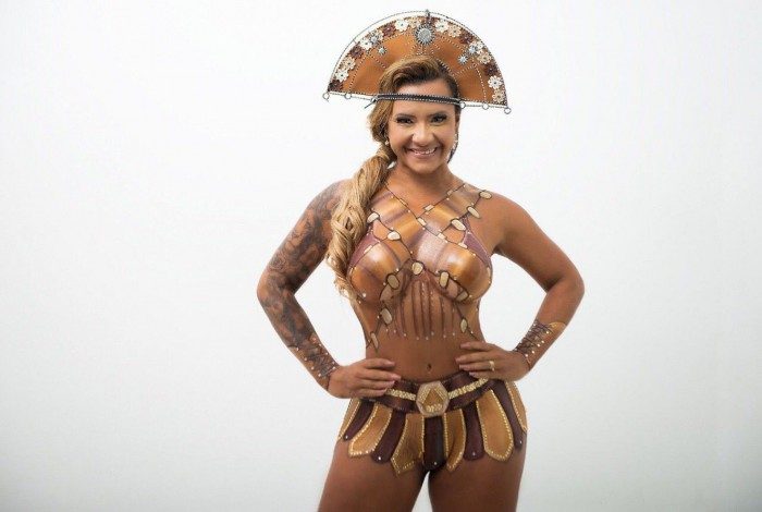 A Digital Influencer PatrÃ­cia Barros presenteou os seus mais de 154 mil seguidores com um ensaio fotogrÃ¡fico de pintura corporal. A beldade encarnou uma Cangaceira Sexy em homenagem a Pernambuco, enredo da escola Independente da PraÃ§a da Bandeira onde PatrÃ­cia reina Ã  frente da bateria.